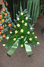Blumenkranzdekoration im Trauerraum | Bestattungshaus Rogenz