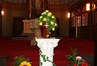 Blumenkranzdekoration in Kirche | Bestattungshaus Rogenz