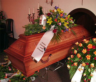 Blumenkranzdekoration auf Sarg | Bestattungshaus Rogenz